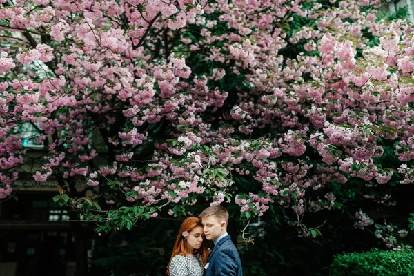 Jovem casal posando na rua — Fotografia de Stock