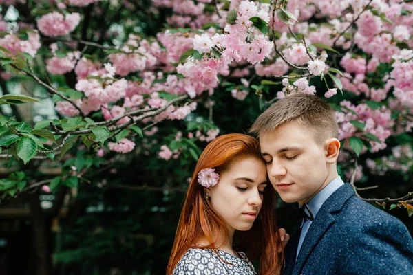 Jovem casal posando na rua — Fotografia de Stock