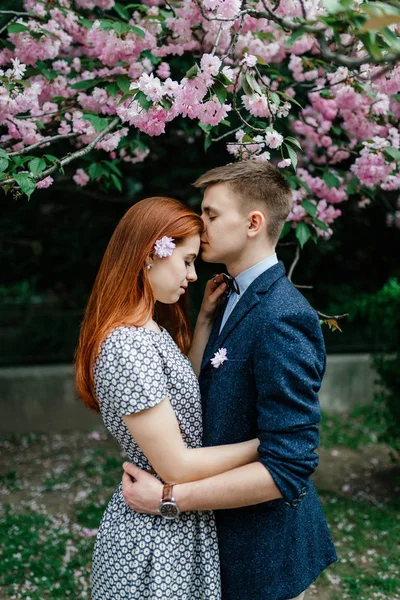 Jovem casal posando na rua — Fotografia de Stock