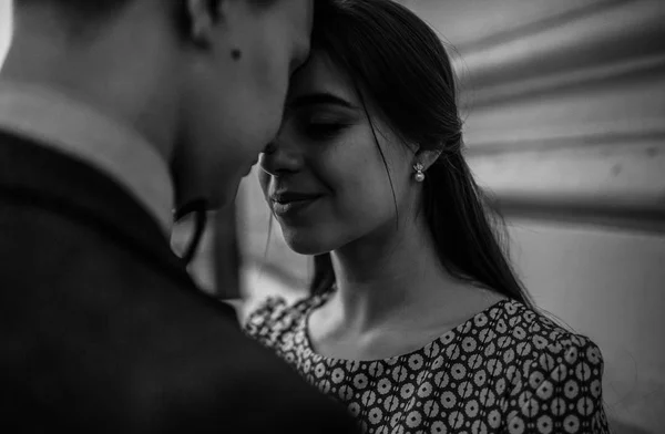 Jovem casal posando na rua — Fotografia de Stock