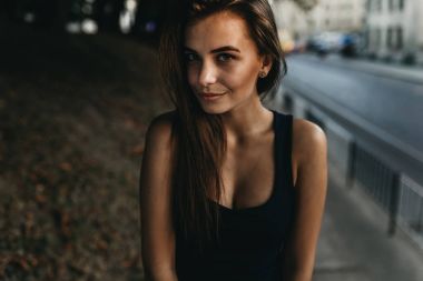 Güzel kız siyah gömlekli