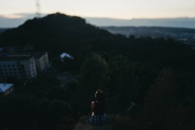 bir tepenin kenarında poz kız 