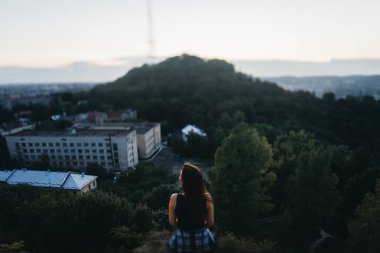 bir tepenin kenarında poz kız 