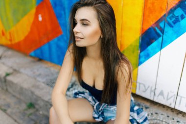 Güzel kız siyah gömlekli