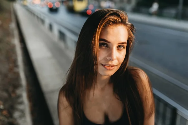 Vacker flicka i svart tröja — Stockfoto