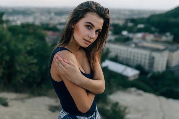 Menina em camisa preta posando na colina — Fotografia de Stock