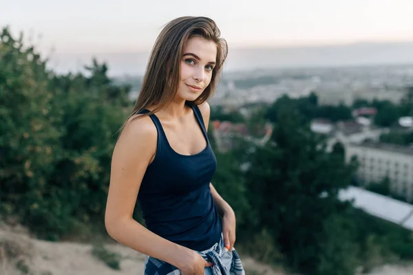 Lány fekete inget pózol a hegyen — Stock Fotó