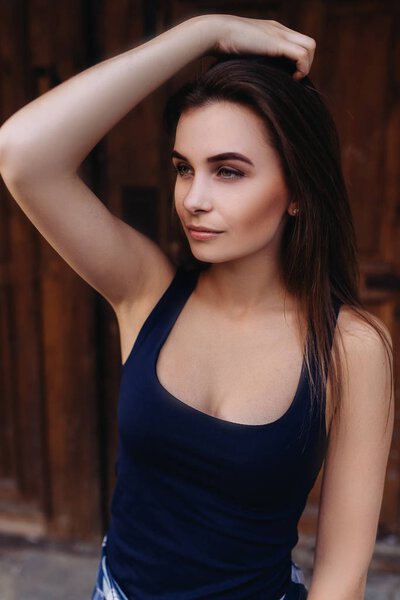 Красивая девушка в черной рубашке
