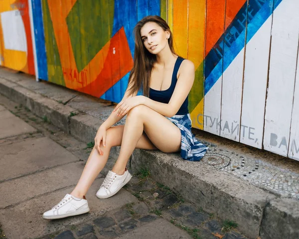 Mooi meisje in zwarte shirt — Stockfoto