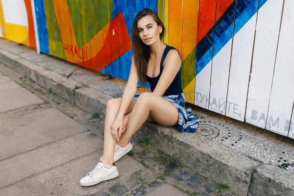 Menina bonita em camisa preta — Fotografia de Stock