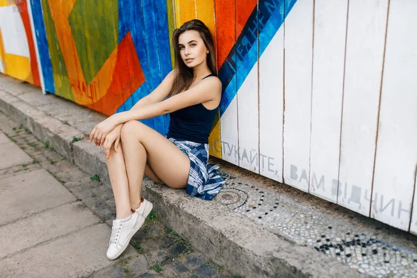 Menina bonita em camisa preta — Fotografia de Stock