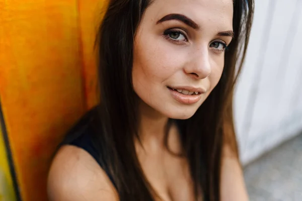 Menina bonita em camisa preta — Fotografia de Stock