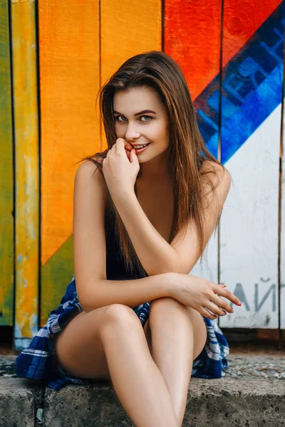 Menina bonita em camisa preta — Fotografia de Stock