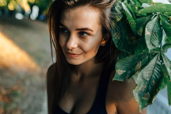 Vacker flicka i svart tröja — Stockfoto