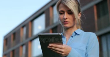 Dijital tablet pc kullanan kadın 