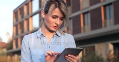 Dijital tablet pc kullanan kadın 