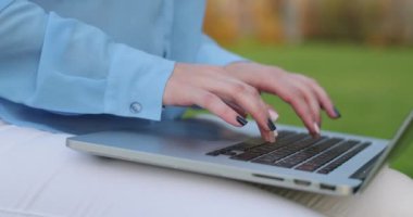 Kızın eller klavye. 