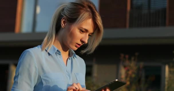 Mujer usando tableta digital pc — Vídeo de stock