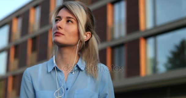 Mujer despreocupada escuchando música — Vídeos de Stock