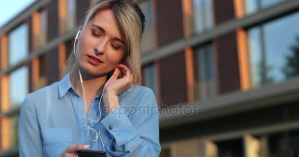 Беззаботная женщина слушает музыку — стоковое видео