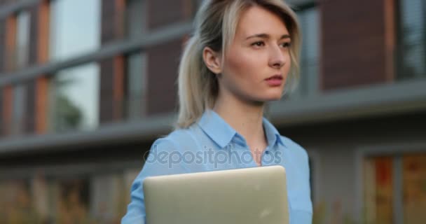 Beautiful woman   with laptop — Stock Video