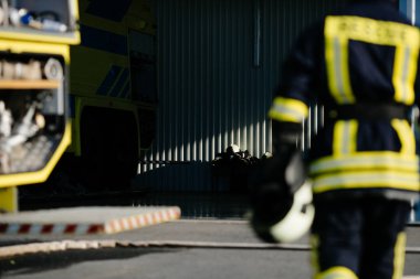 Kurtarma firefighter güvenli kask içinde 