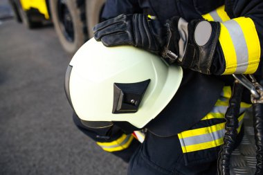 Kurtarma firefighter güvenli kask içinde 