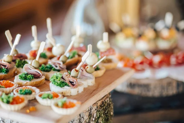 Mesa de banquete de catering bellamente decorada — Foto de Stock