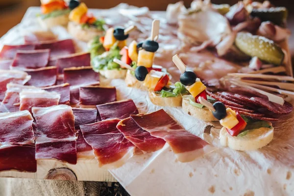 Mesa de banquete de catering bellamente decorada — Foto de Stock