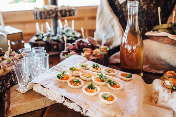 Mesa de banquete de catering bellamente decorada —  Fotos de Stock