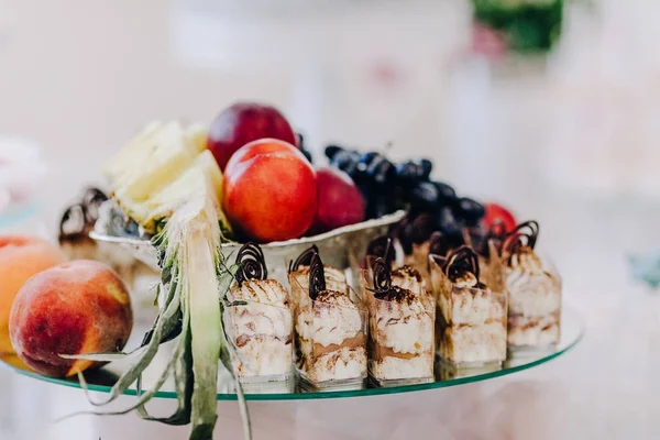 Wassermelonen mit süßen Desserts — Stockfoto