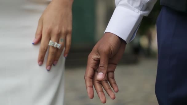 Düğün çifti el ele tutuşuyor. — Stok video