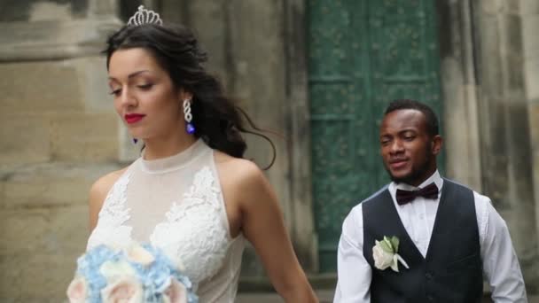 Pareja celebrando el día de su boda — Vídeos de Stock