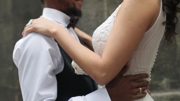 Coppia che celebra il loro giorno del matrimonio — Video Stock