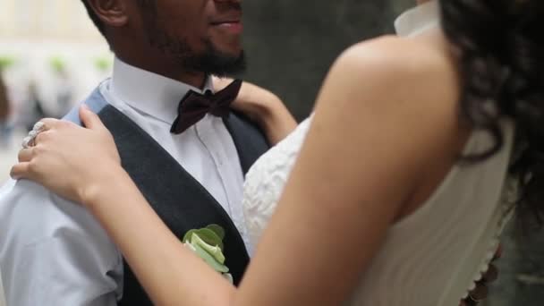Пара святкує день весілля — стокове відео