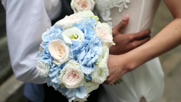 Pareja celebrando el día de su boda — Vídeos de Stock