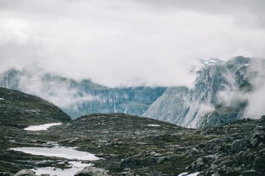 Yeşil dağlar manzarası