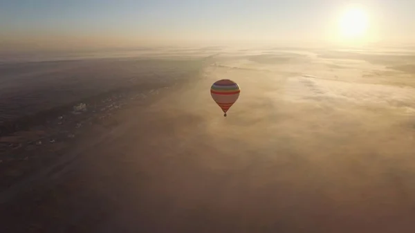 Ballon en mist over de berg — Stockfoto