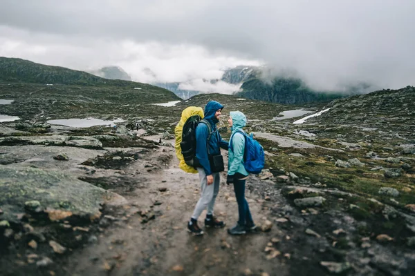 Casal feliz caminhantes na montanha — Fotografia de Stock