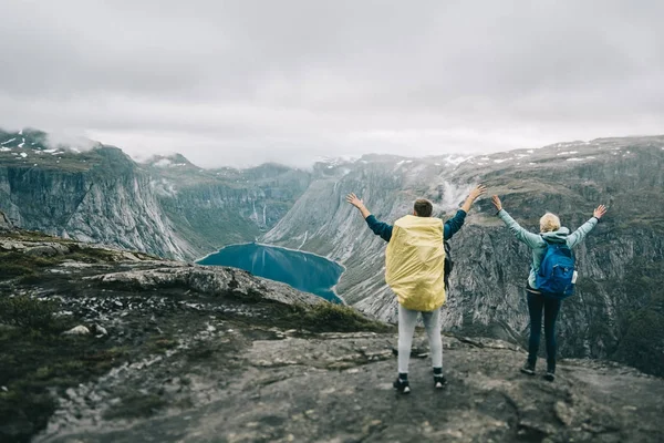 Caminhantes casal na montanha, Besseggen Ridge — Fotografia de Stock