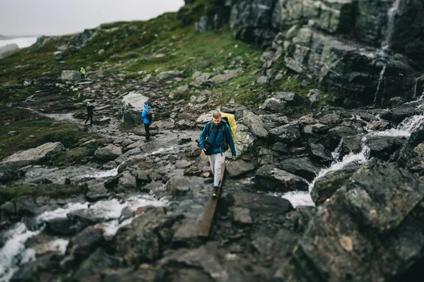 Sırt çantaları ile dağ yürüyüşçüler — Stok fotoğraf