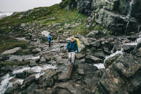 Caminhantes na montanha com mochilas — Fotografia de Stock