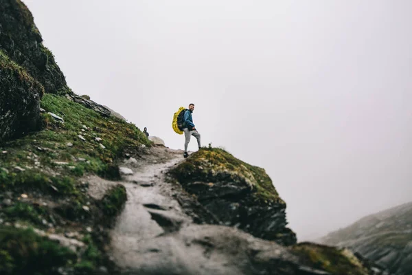 Homem Caminhante em montanhas — Fotografia de Stock