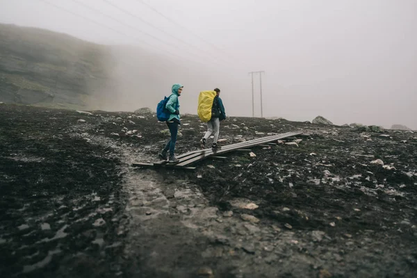 Pareja feliz excursionistas en la montaña — Foto de Stock