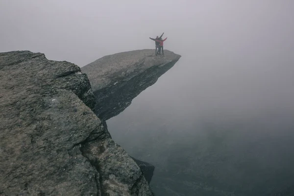 Coppia felice escursionisti in montagna — Foto Stock