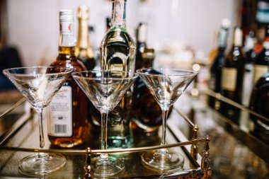 Gözlük ve şişe içeren tablo