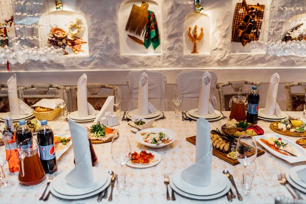 Magnifiquement décoré table de banquet de restauration — Photo