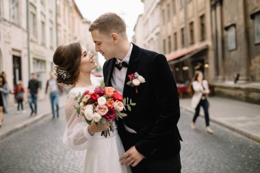 şehirde poz Düğün çifti