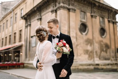 şehirde poz Düğün çifti