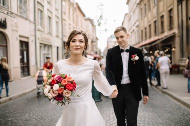 şehirde poz Düğün çifti